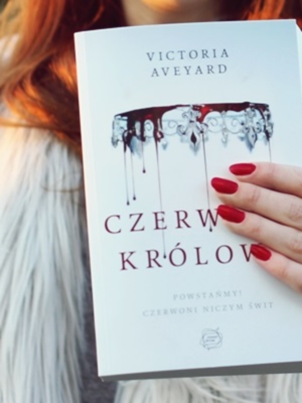 Czerwona Królowa – przeczytaj recenzję, wgraj książkę i zgarnij wielką zniżkę na inne tytuły!