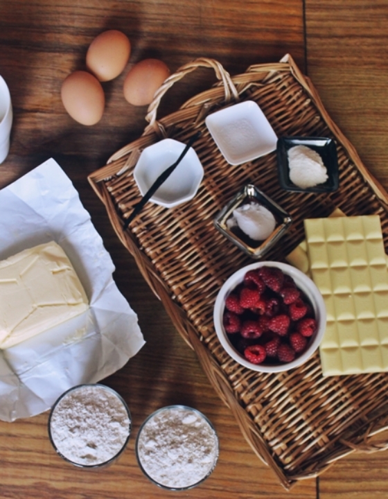 Muffinki (babeczki) z białą czekoladą i malinami