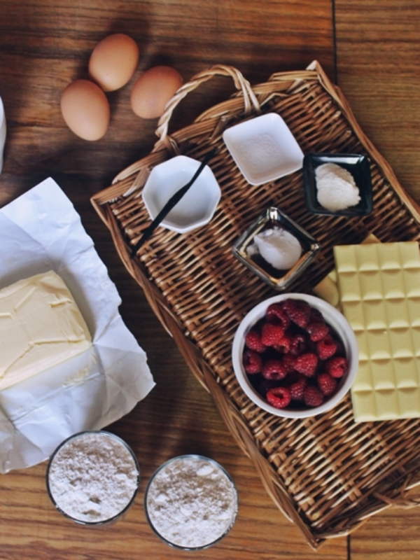 Muffinki (babeczki) z białą czekoladą i malinami