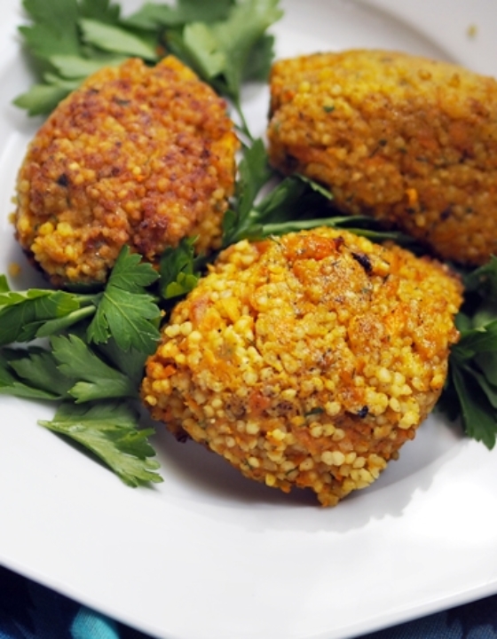 Wegetariańskie kotleciki z kaszy jaglanej i curry – prosty przepis na obiad