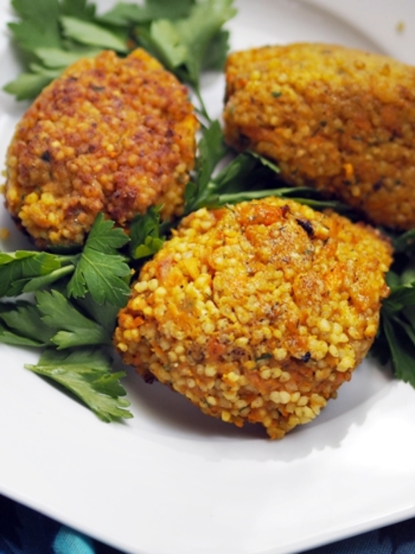 Wegetariańskie kotleciki z kaszy jaglanej i curry – prosty przepis na obiad