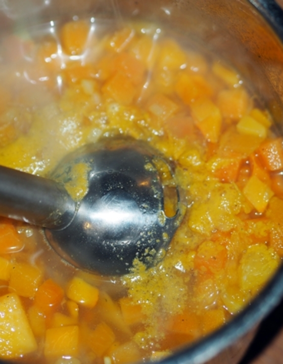 Pikantna zupa dyniowa z lazurem i czarnuszką