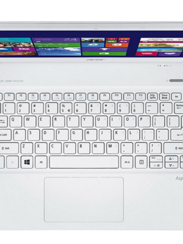 Biały laptop do 2000 zł – jak sprawuje się mój Acer Aspire v13