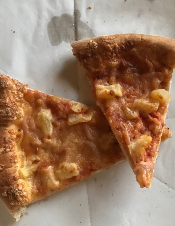 Jak dobrze odgrzać pizzę (i zachować soczystość sera!)