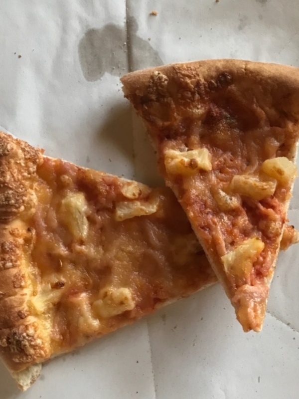Jak dobrze odgrzać pizzę (i zachować soczystość sera!)