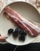 Śliwki w boczku – prosta przekąska i orgazm z finałem w ustach