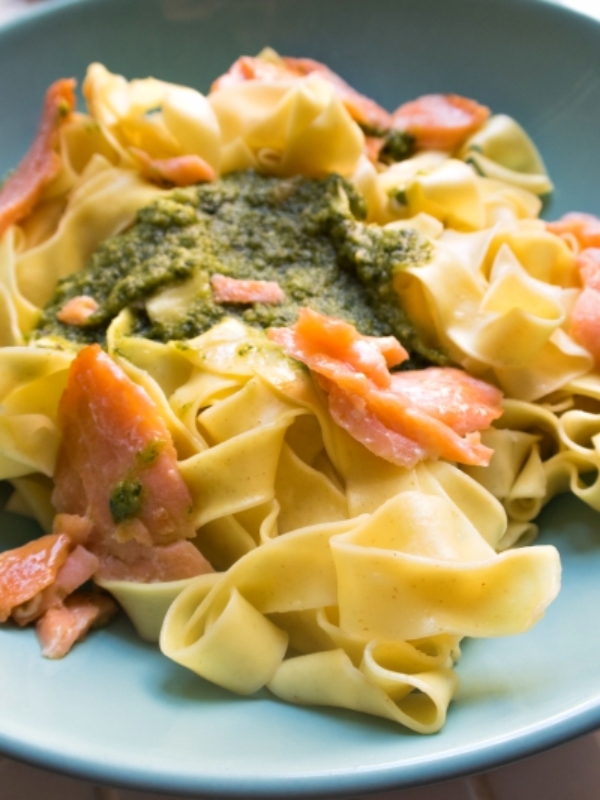 Makaron z pesto i łososiem – pyszny obiad w 10 minut