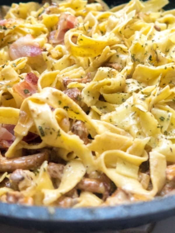 Pasta z kurkami w sosie śmietanowym – przepis, do którego nie szkoda wina?