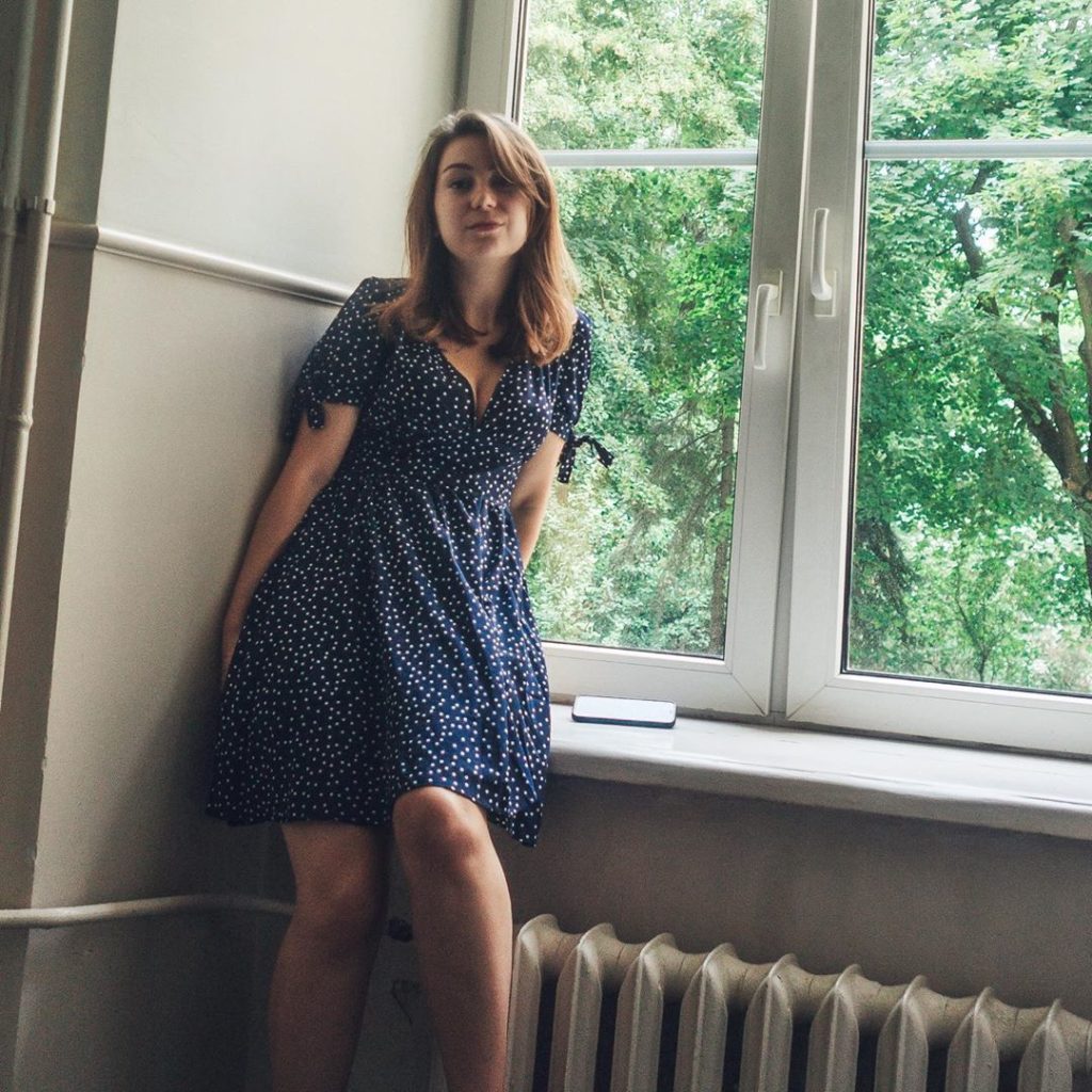 granatowa sukienka w groszki, kropki